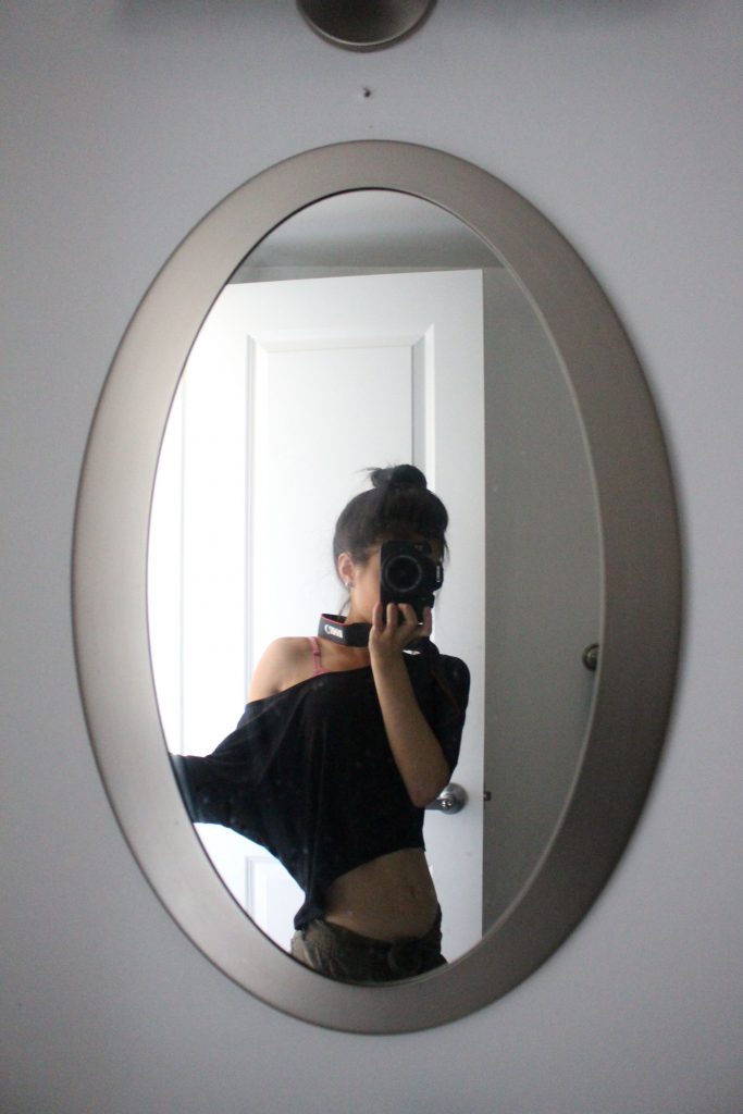 selfie skinny with crop top and dslr
