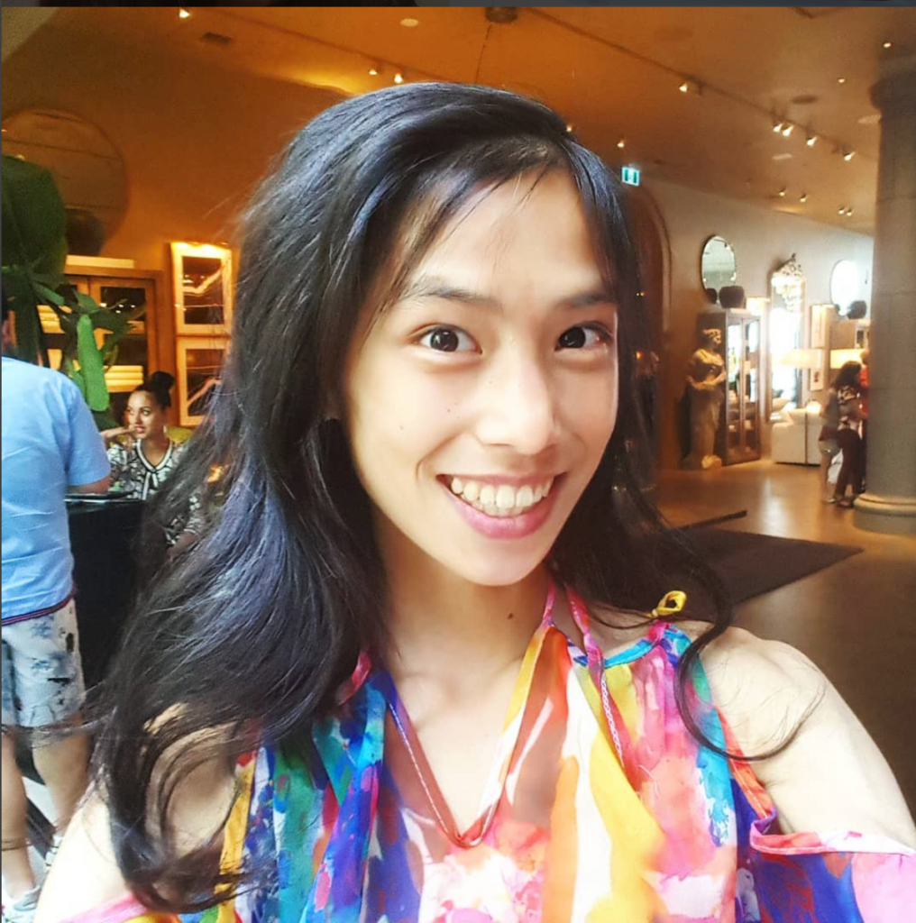 selfie dress curly hair