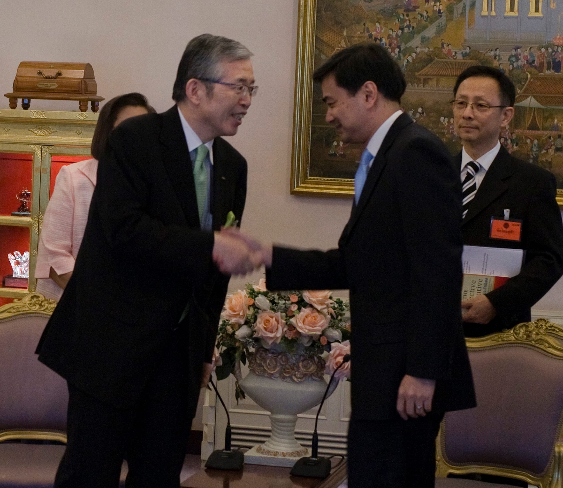Shigenobu Nagamori, founder of Nidec, laughing during a 2010 meeting with Thai officials