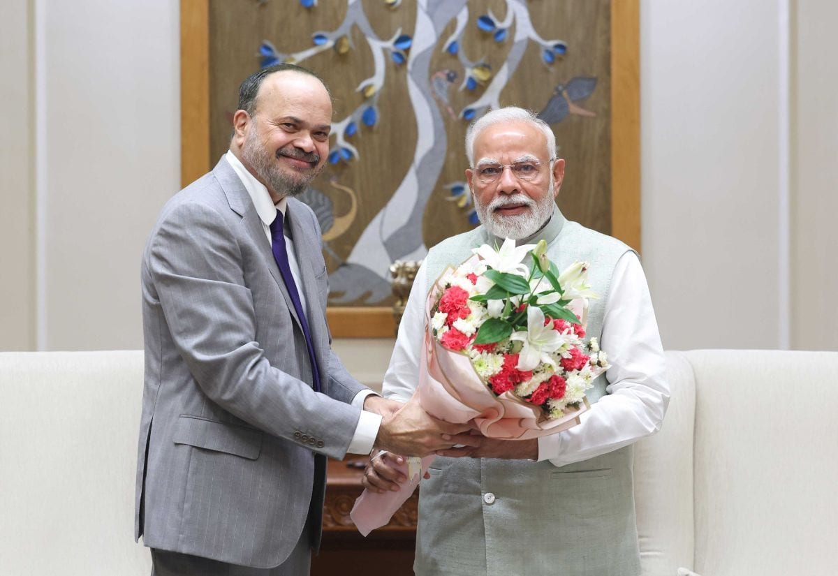 Jabil chief executive Mike Dastoor, left, presents a bouquet to Prime Minister Narendra Modi during a meeting in India