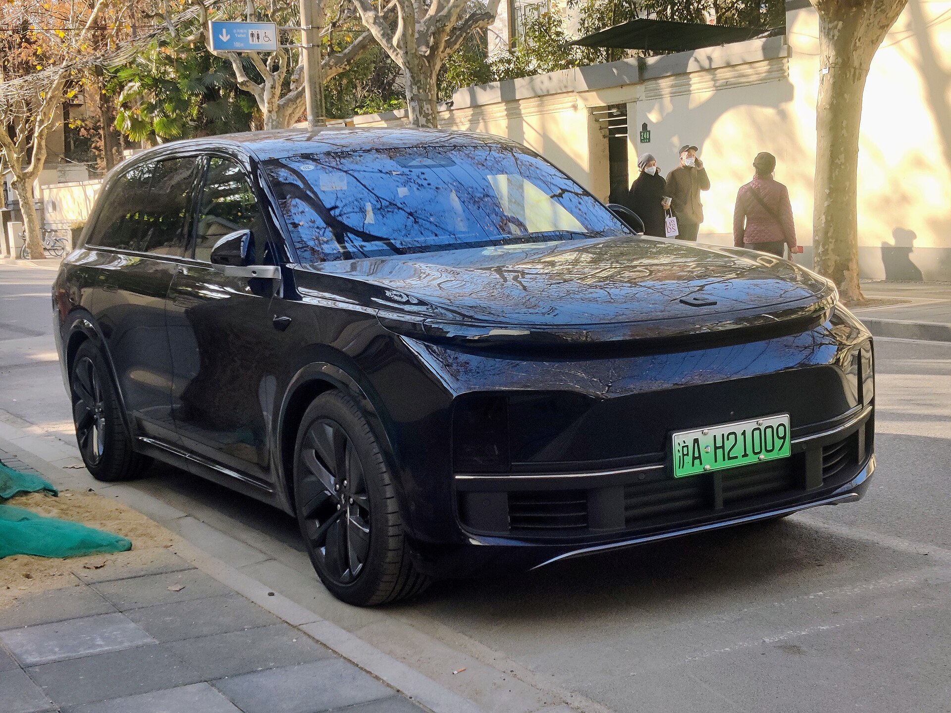 A black Li Auto L8 SUV parked on a street in Shanghai