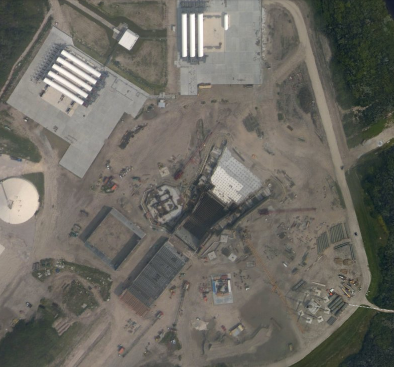 Vista aérea del Complejo de Lanzamiento 36 en Cabo Cañaveral, la única plataforma de lanzamiento que Blue Origin tiene para New Glenn, en la que se ven la plataforma, las instalaciones de integración y las obras que la rodean.