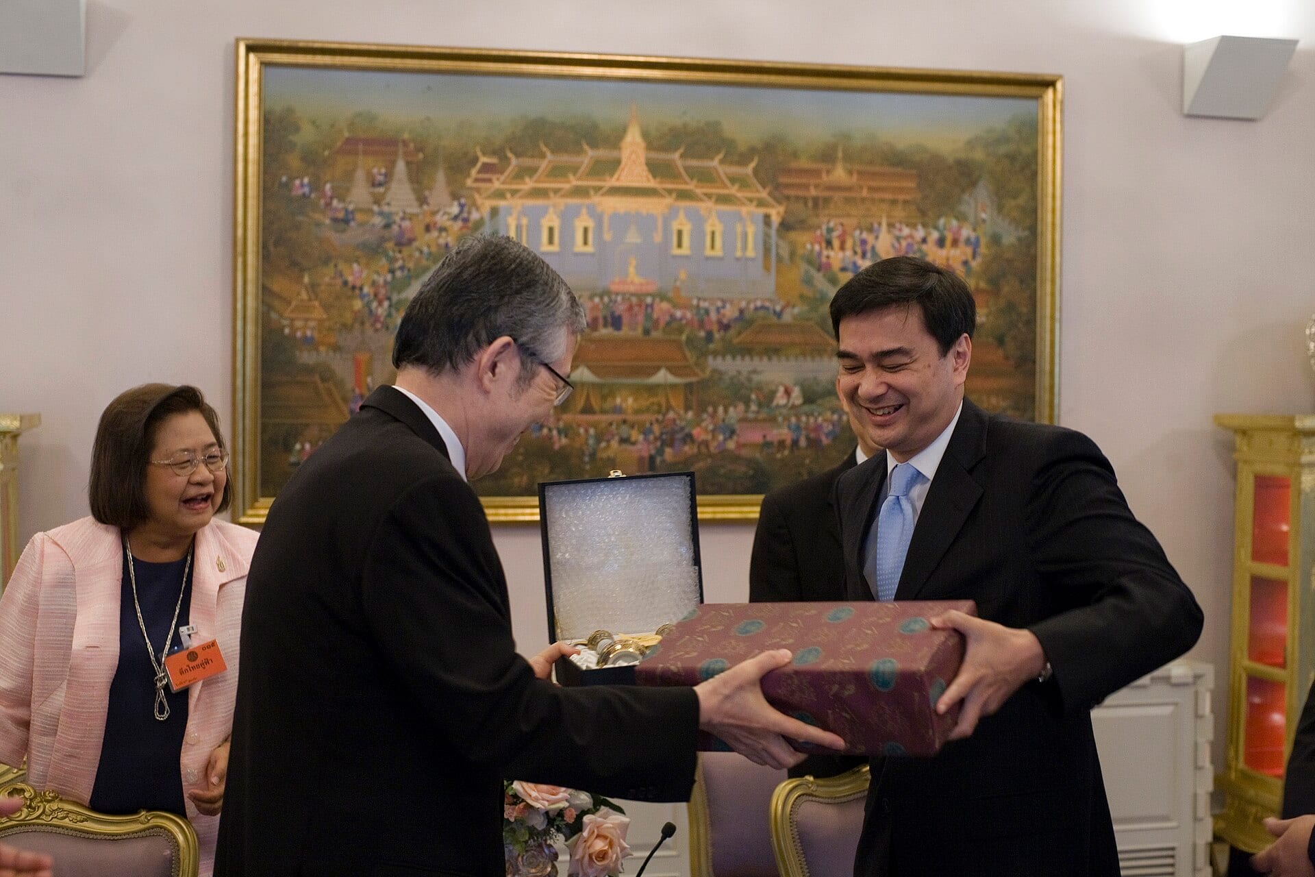 Shigenobu Nagamori, founder of Nidec, greeting a visitor in 2010