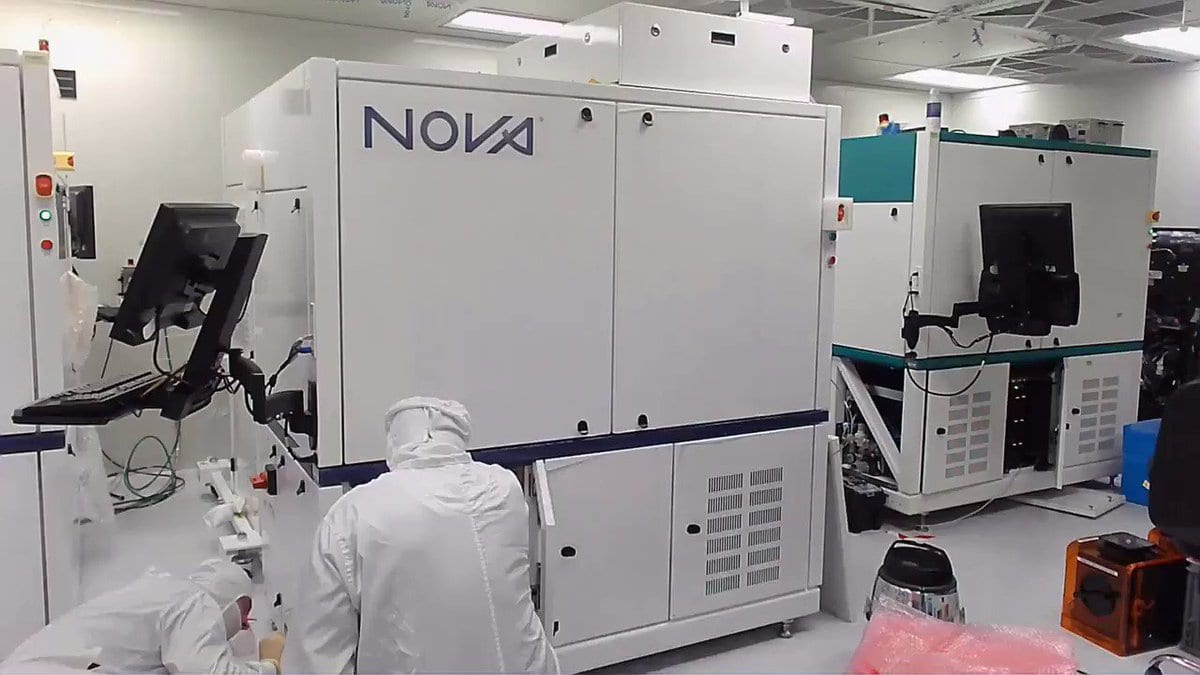半導体メーカーへの出荷に向け、クリーンルーム内で準備されるノバ製メトロロジー(計測)装置