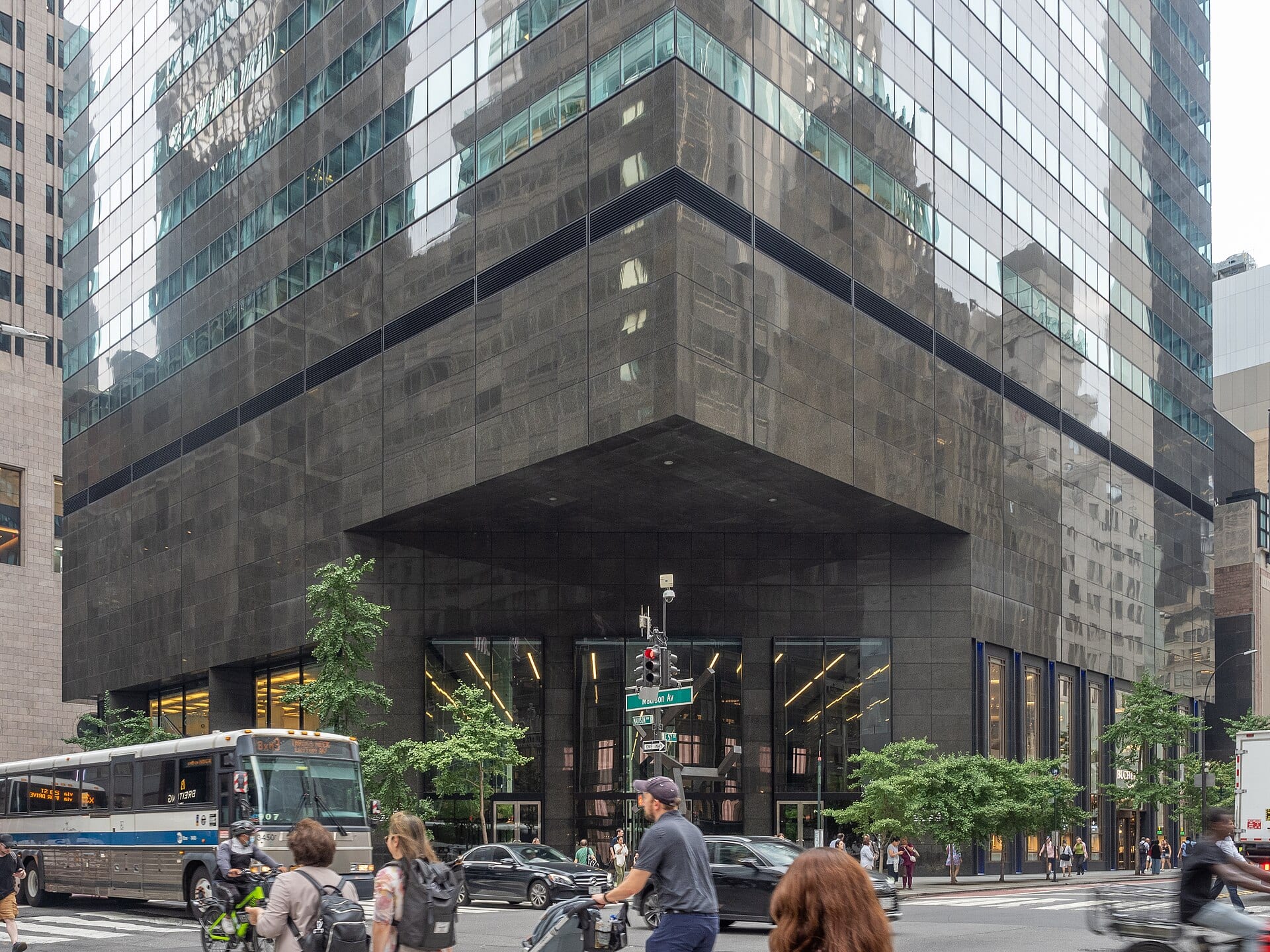 IBM's office tower at 590 Madison Avenue in Manhattan, photographed from the corner of Madison Avenue and 57th Street