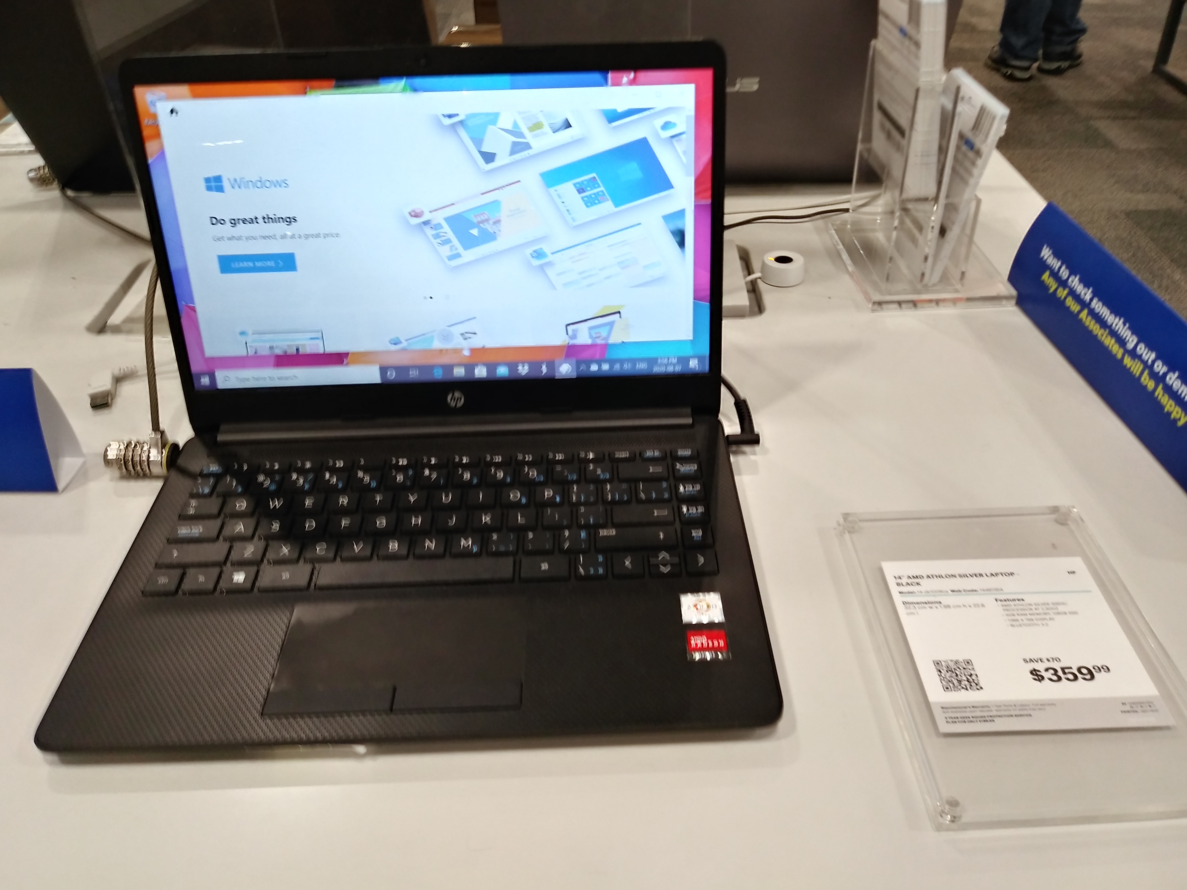 حاسوب محمول اقتصادي من إتش بي معروض داخل متجر «بيست باي» بسعر 359.99 دولاراً.