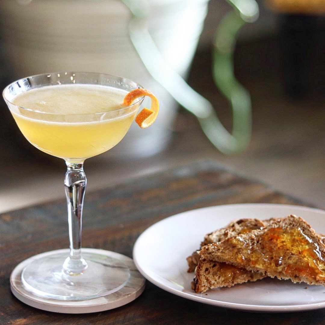 A riff on the Breakfast Martini with tea syrup and cremant. 