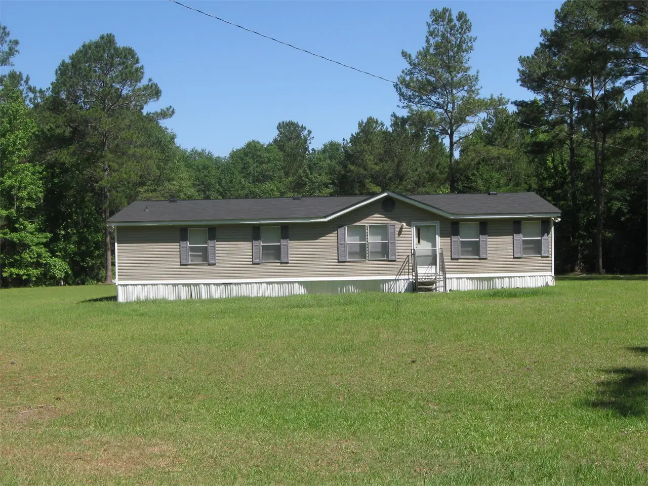 600 Pinewood Ln — photo 1 of 4