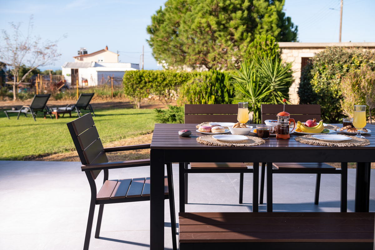 Yard breakfast table,Theros Residence