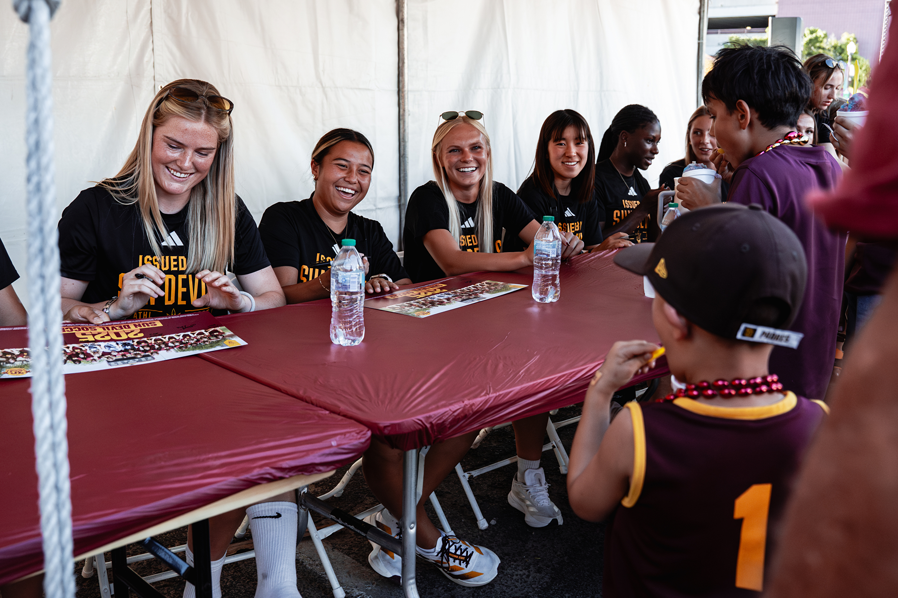 25.08.30_soccer_autographs-12.jpg
