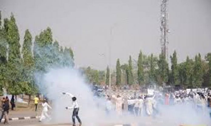 703566b7 shiites army clashes Police Disperse Shiites in Abuja