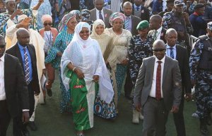 ae986413 aisha buhari visits victims Aisha Buhari Visits Victims of Lagos Building Collapse in Hospital