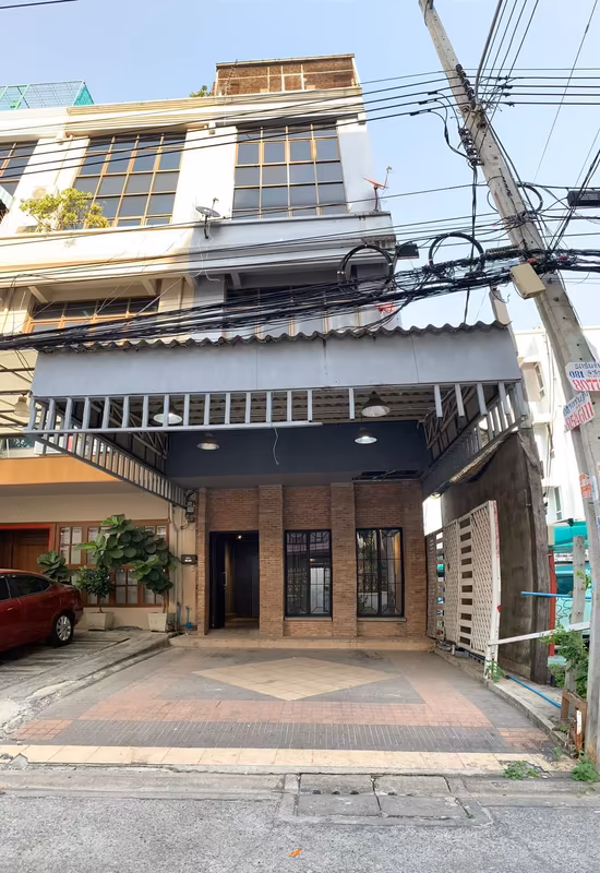 4 Bedroom Townhouse For Sale in Sam Sen Nok, Huai Khwang, Bangkok - Image 1