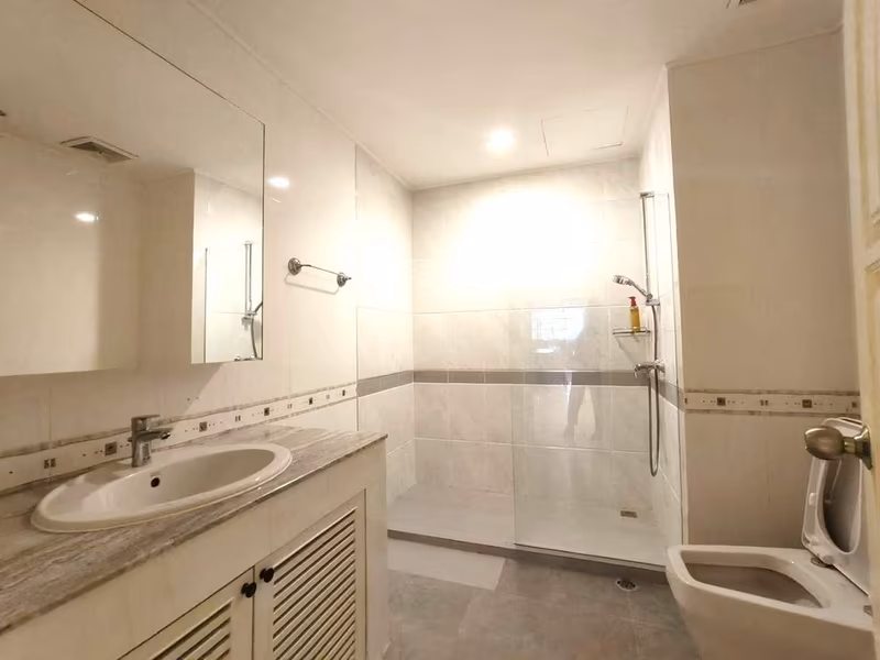 Premier Condominium - Image 8