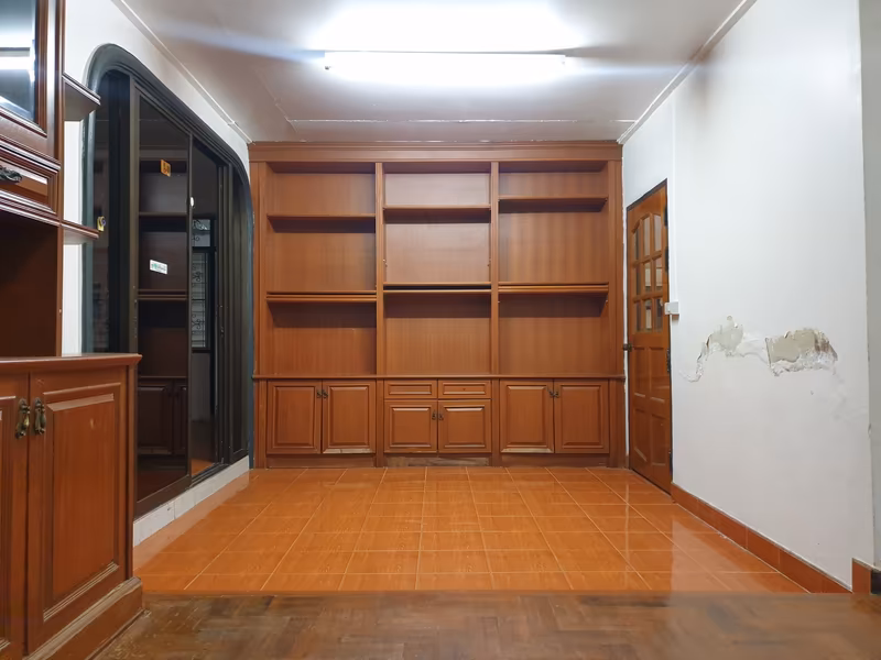 3 Bedroom House For Rent in Sam Sen Nok, Huai Khwang, Bangkok - Image 11