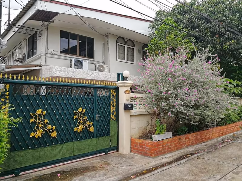 3 Bedroom House For Rent in Sam Sen Nok, Huai Khwang, Bangkok - Image 1