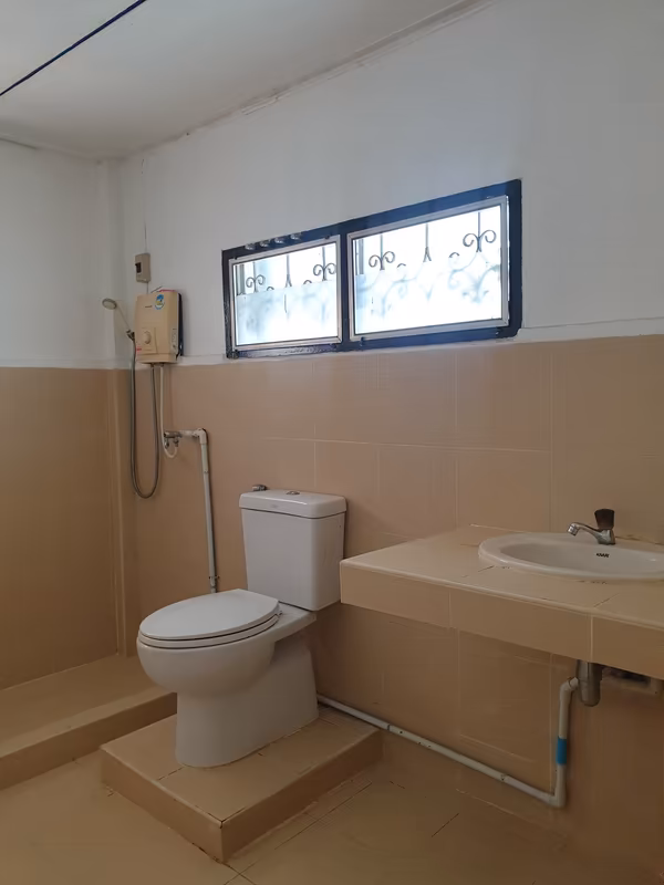 3 Bedroom House For Rent in Sam Sen Nok, Huai Khwang, Bangkok - Image 35