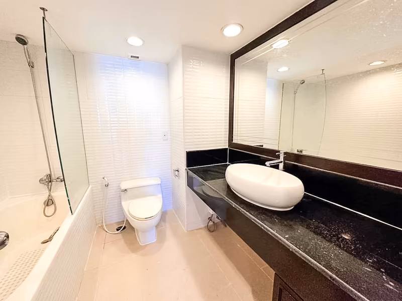 Omni Tower Sukhumvit Nana - Image 7