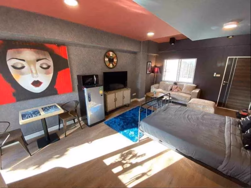 Midtown Mansion - Image 1