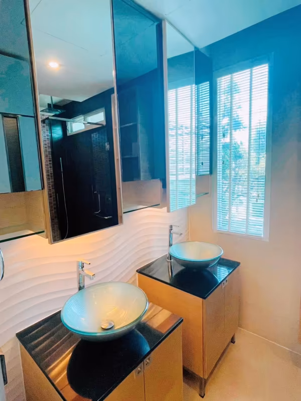 4 Bedroom House For Sale in Bowon Niwet, Phra Nakhon, Bangkok - Image 2