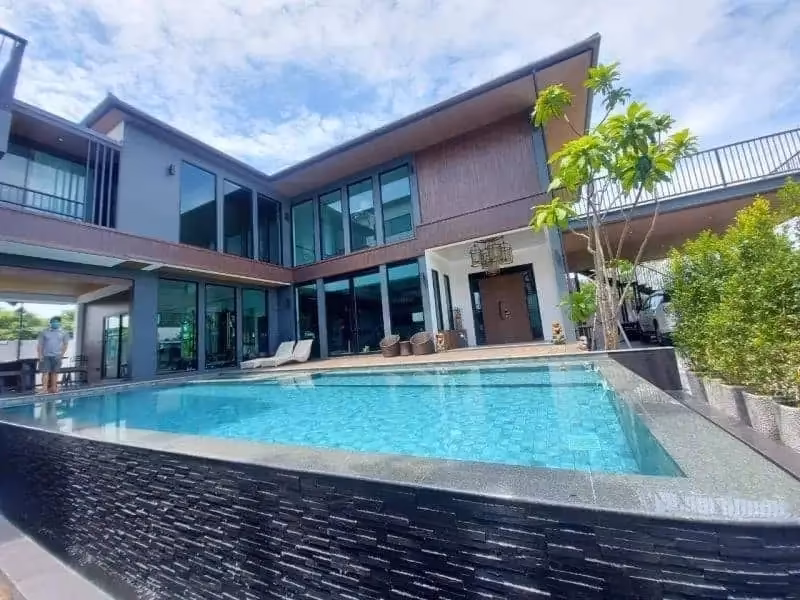 9 Bedroom House For Sale in San Phisuea, Mueang Chiang Mai, Chiang Mai - Image 13