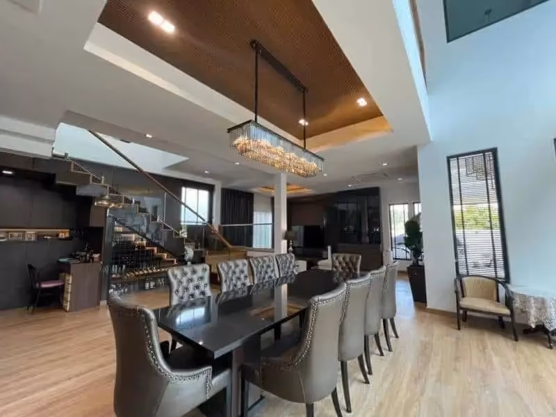 9 Bedroom House For Sale in San Phisuea, Mueang Chiang Mai, Chiang Mai - Image 2