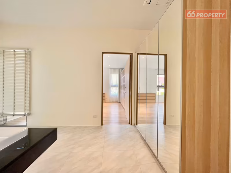 properties%2F6598%2Fimages%2Fsmart-pool-villa-in-luxury-modern-style-9-low-res.avif
