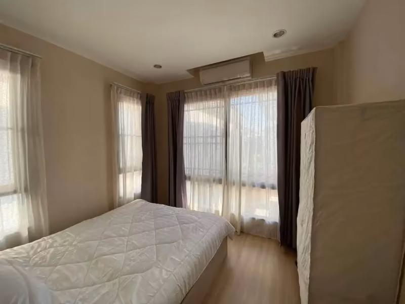Pillow 142 - Image 9