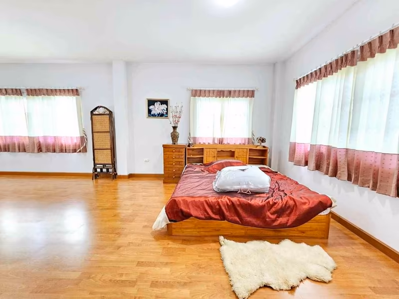 Home in Park - Image 4