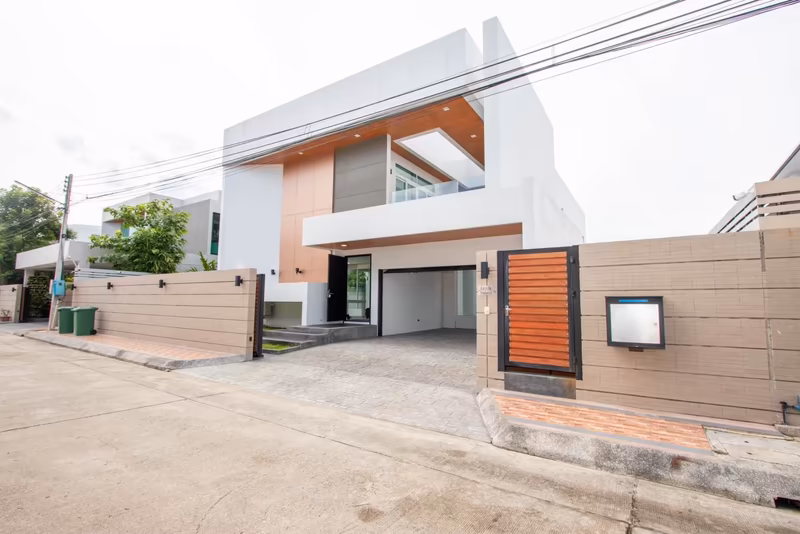 4 Bedroom House For Sale in Pa Daet, Mueang Chiang Mai, Chiang Mai - Image 1