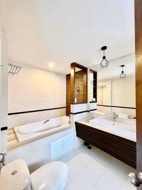 4 Bedroom House For Rent in Bang Kapi, Huai Khwang, Bangkok - Image 1