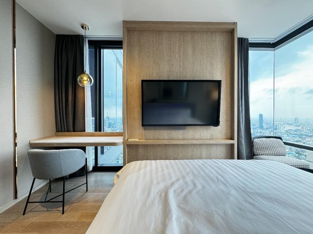 Ashton Silom - Image 10