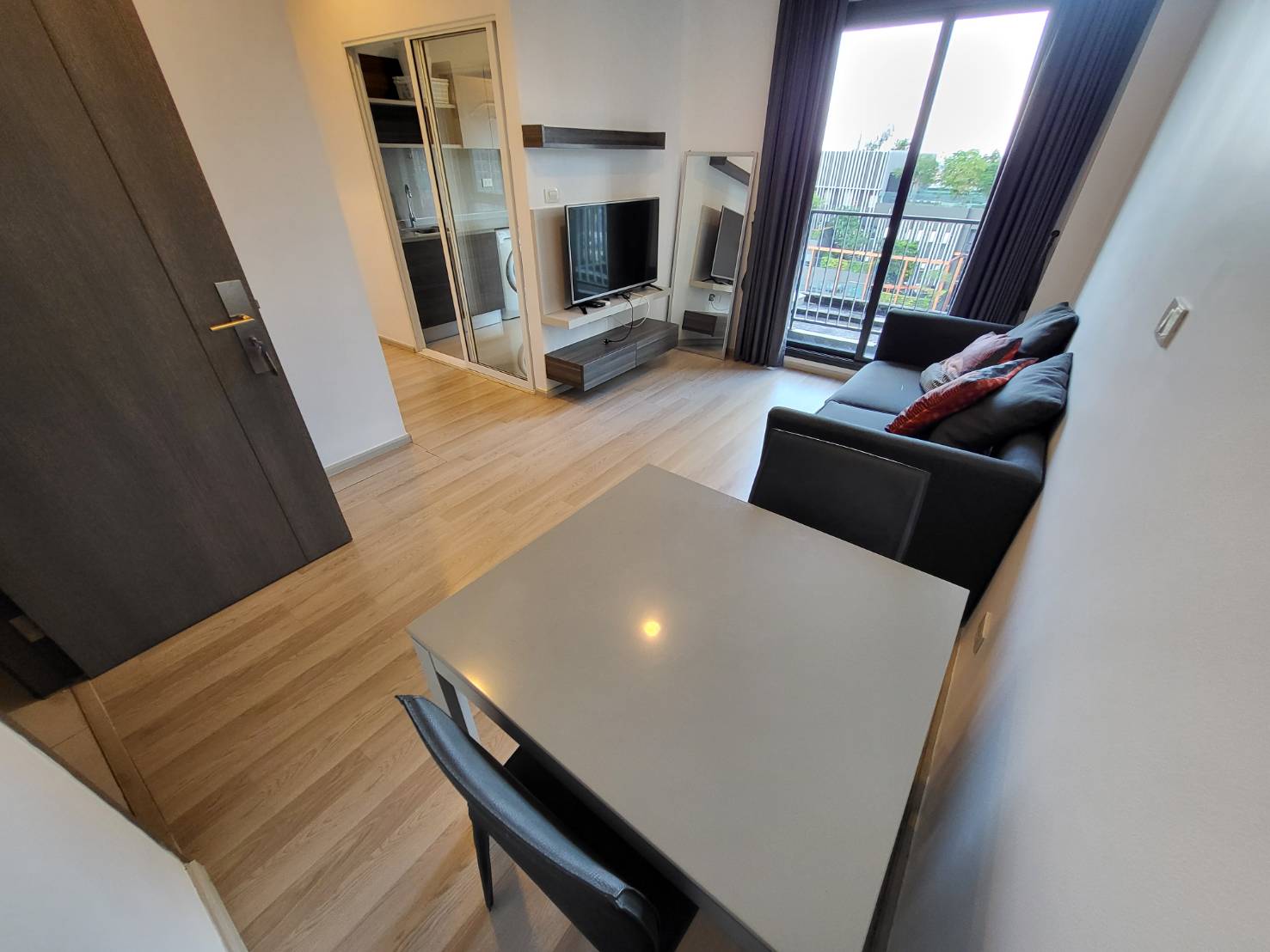 1 Bedroom Condo For Sale in Huai Khwang, Huai Khwang, Bangkok - Image 1