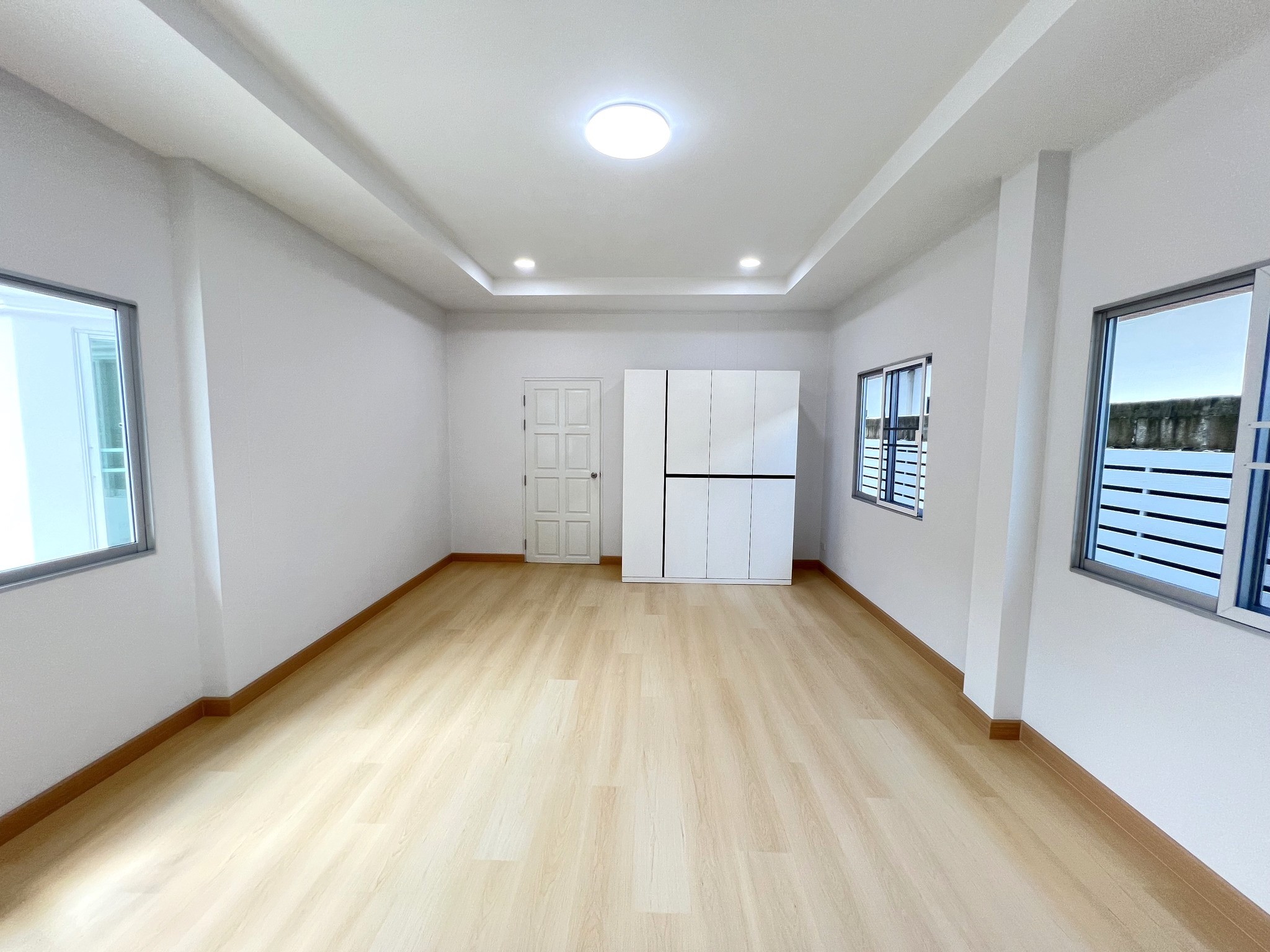 Thanaporn Lake Home - Image 8