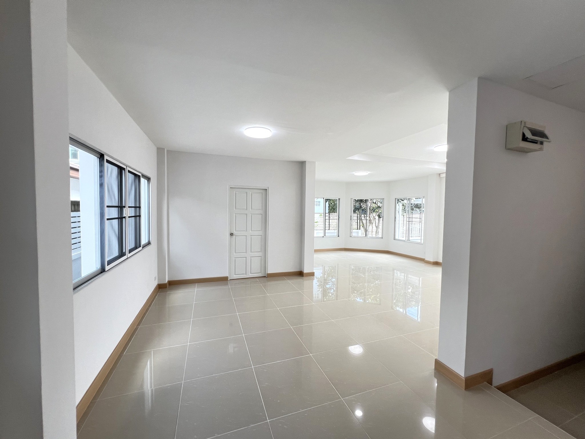 Thanaporn Lake Home - Image 2