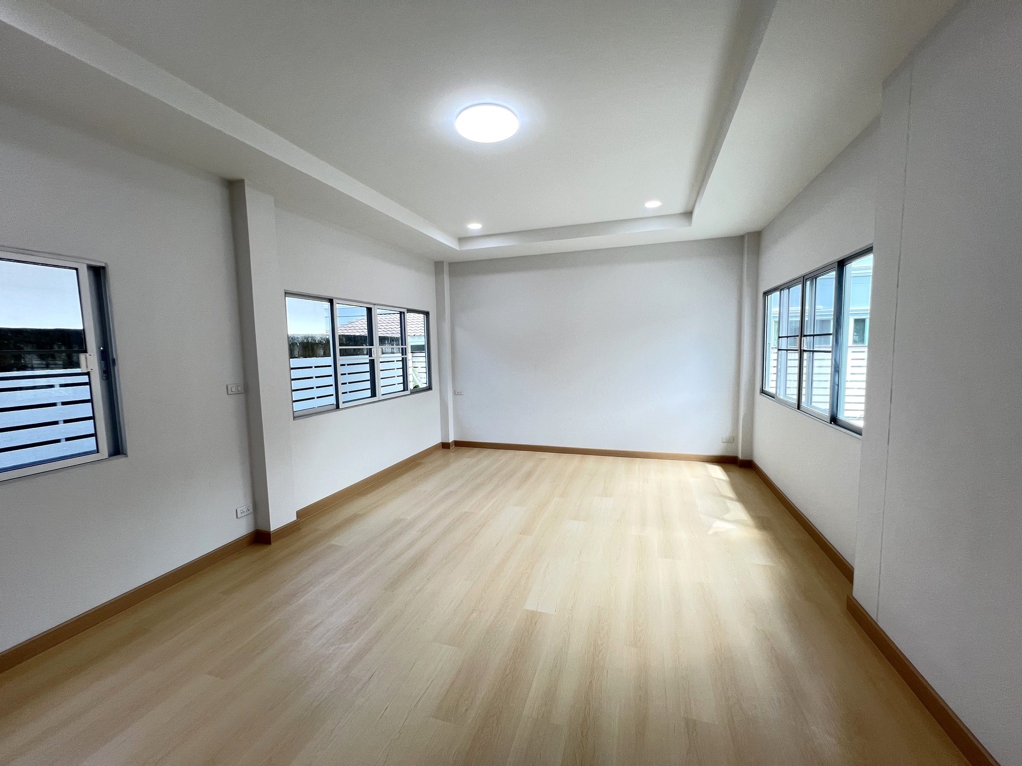 Thanaporn Lake Home - Image 7