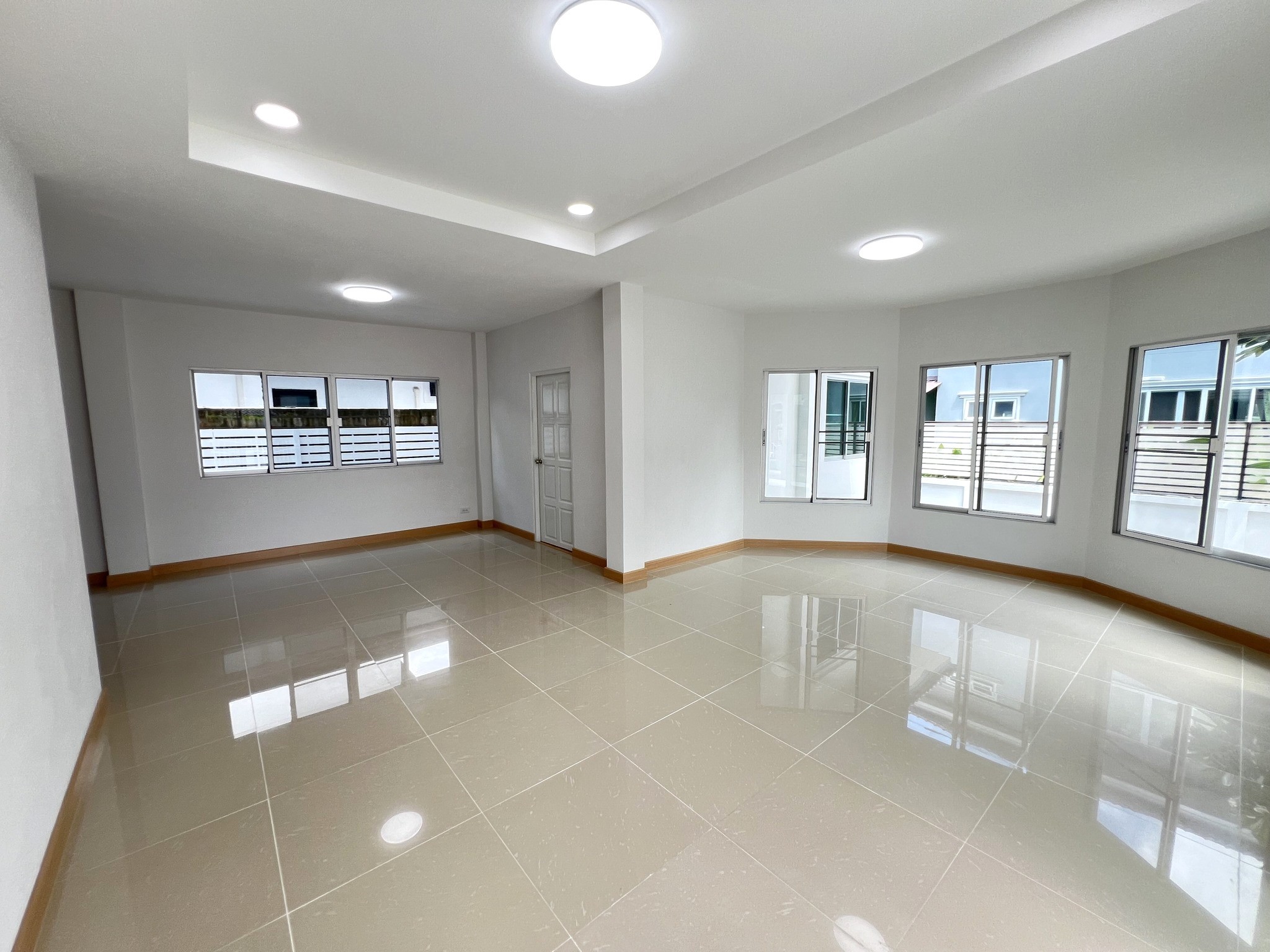 Thanaporn Lake Home - Image 5