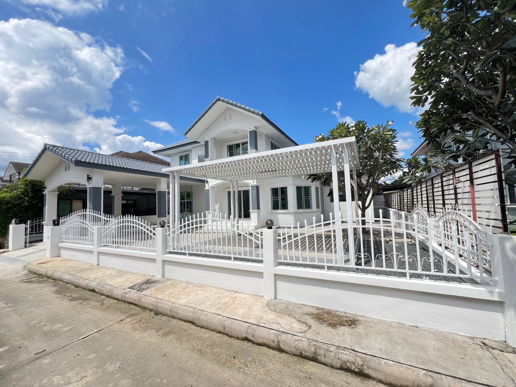 Thanaporn Lake Home - Image 1