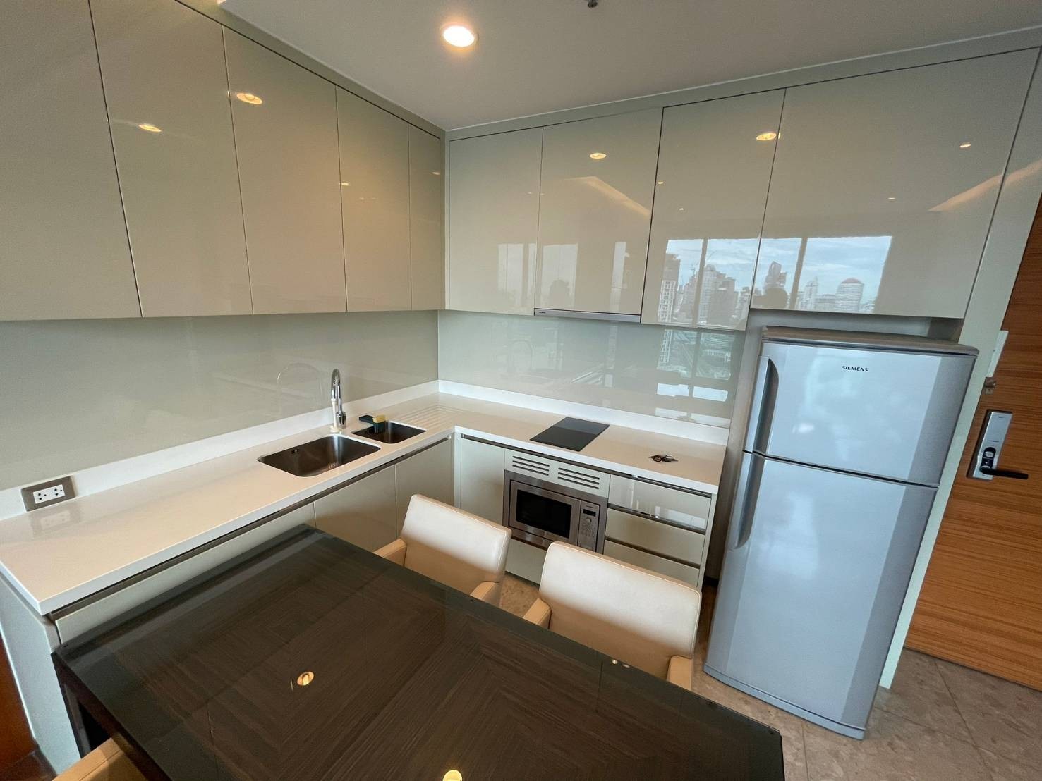2 Bedroom Condo For Sale in Khlong Tan, Khlong Toei, Bangkok - Image 2