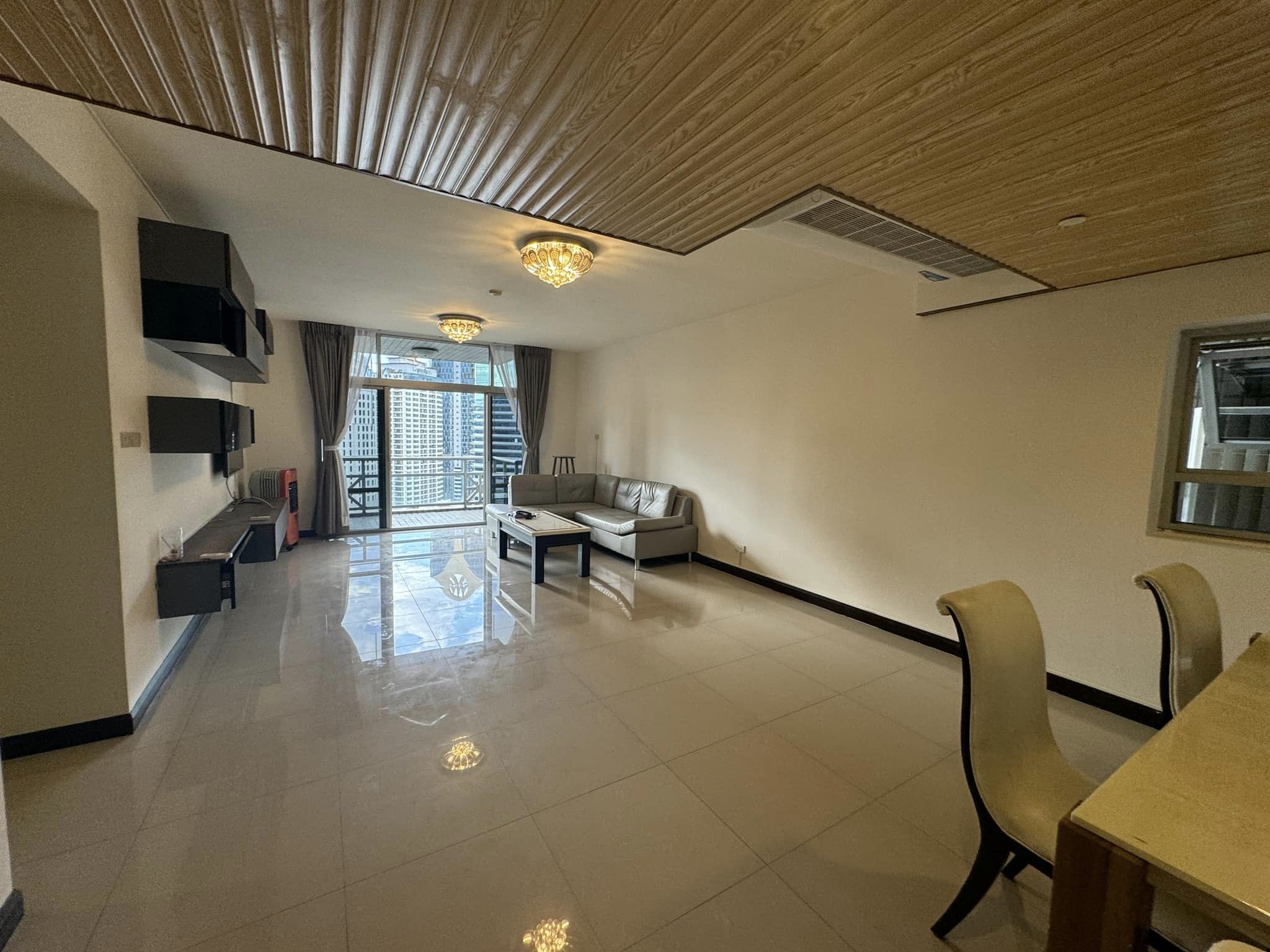 All Season Mansion - Image 1