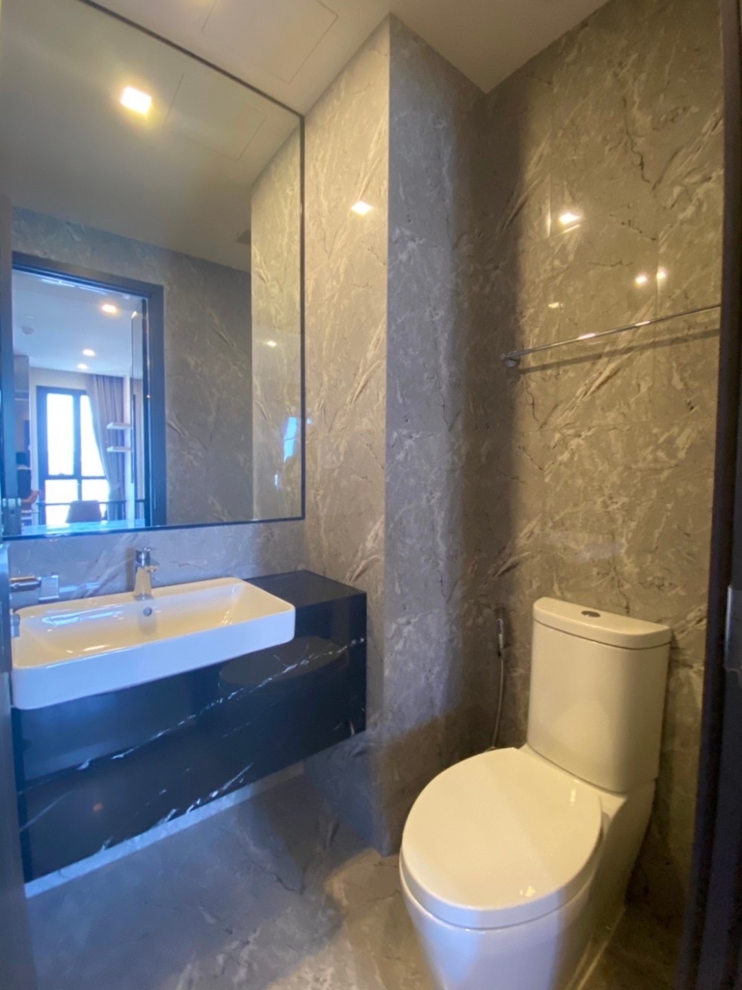 Ashton Asoke - Image 4