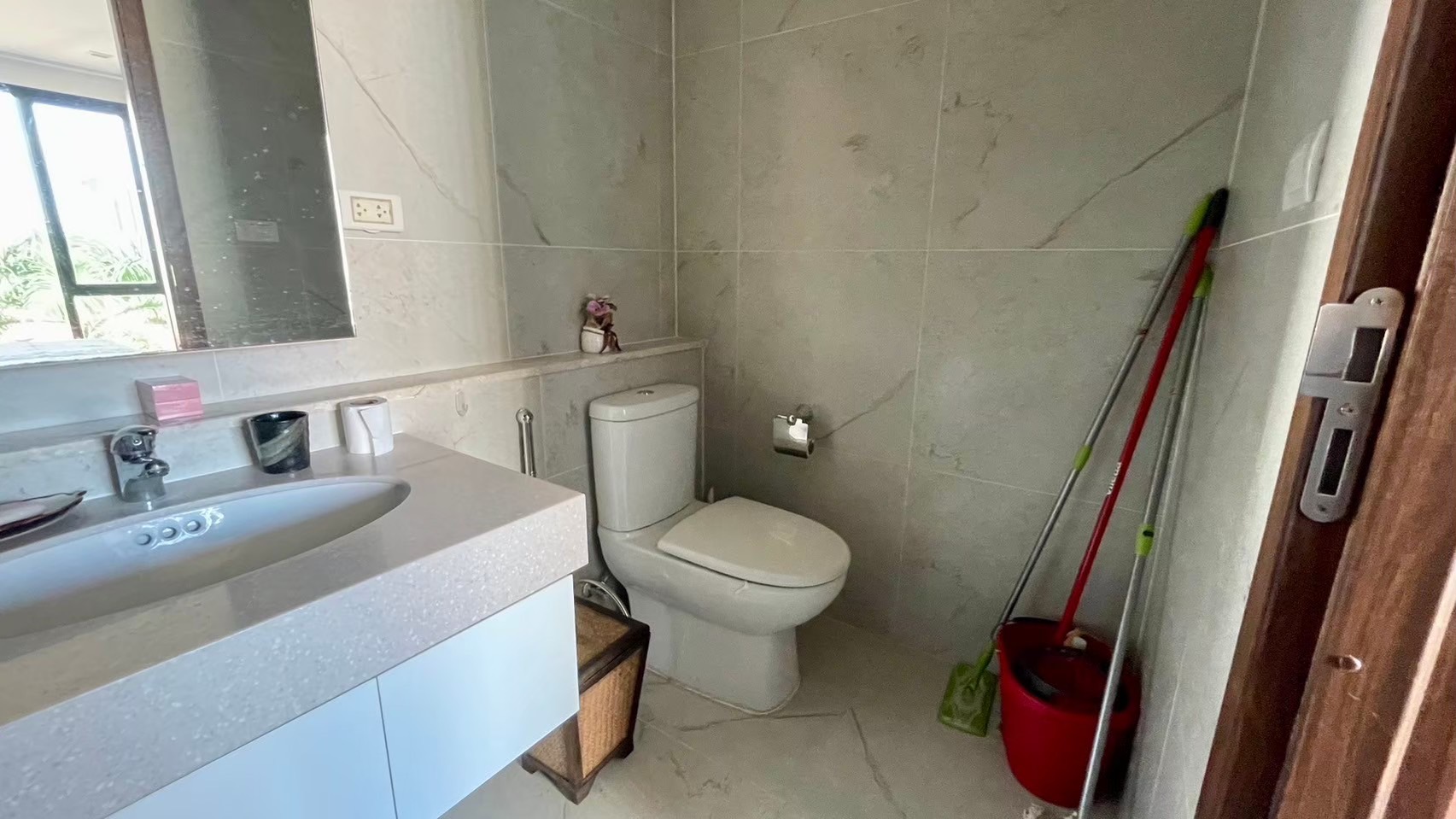 Astra Condo - Image 10
