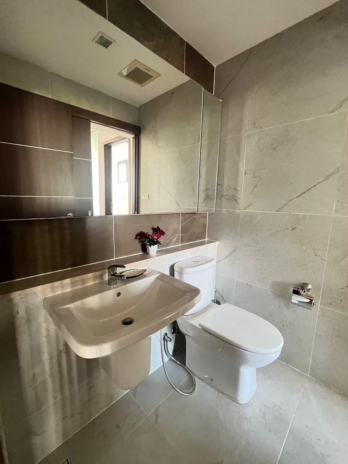 Astra Condo - Image 9