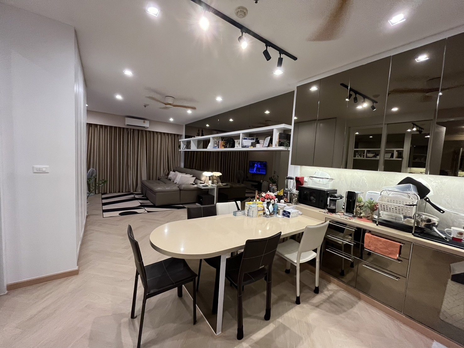 2 Bedroom Condo For Sale in Thanon Phet Buri, Ratchathewi, Bangkok - Image 2