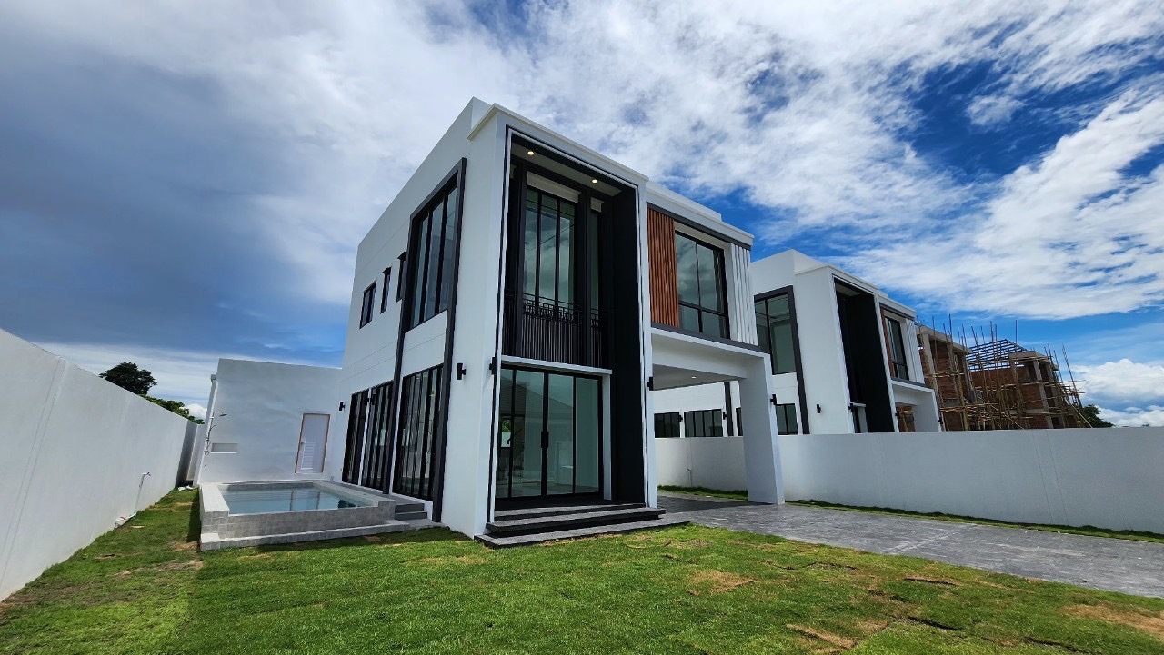 4 Bedroom House For Sale in San Phak Wan, Hang Dong, Chiang Mai - Image 1