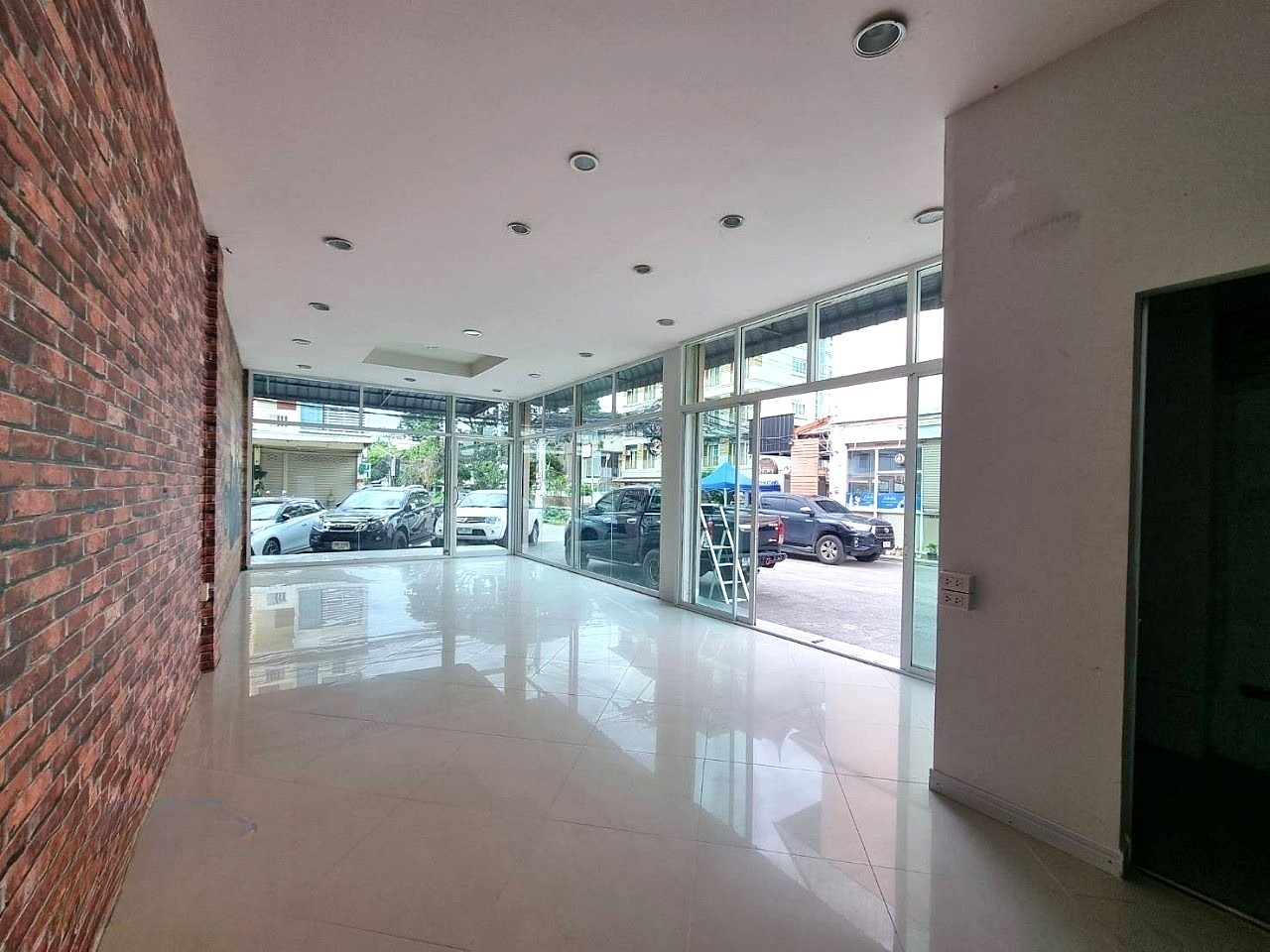  零售空间  在  - Image 2