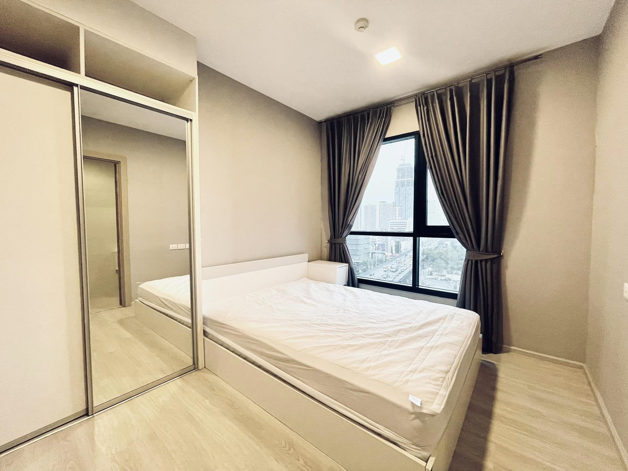 Condolette Midst Rama 9 - Image 15