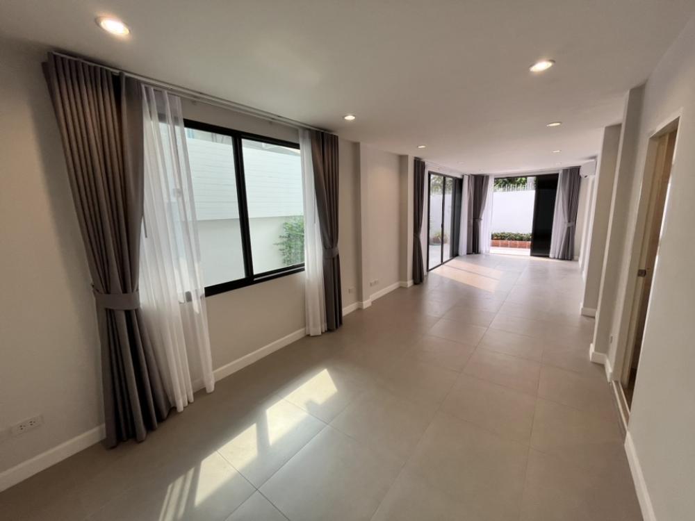 4 Bedroom House  in Sam Sen Nai, Phaya Thai, Bangkok - Image 8