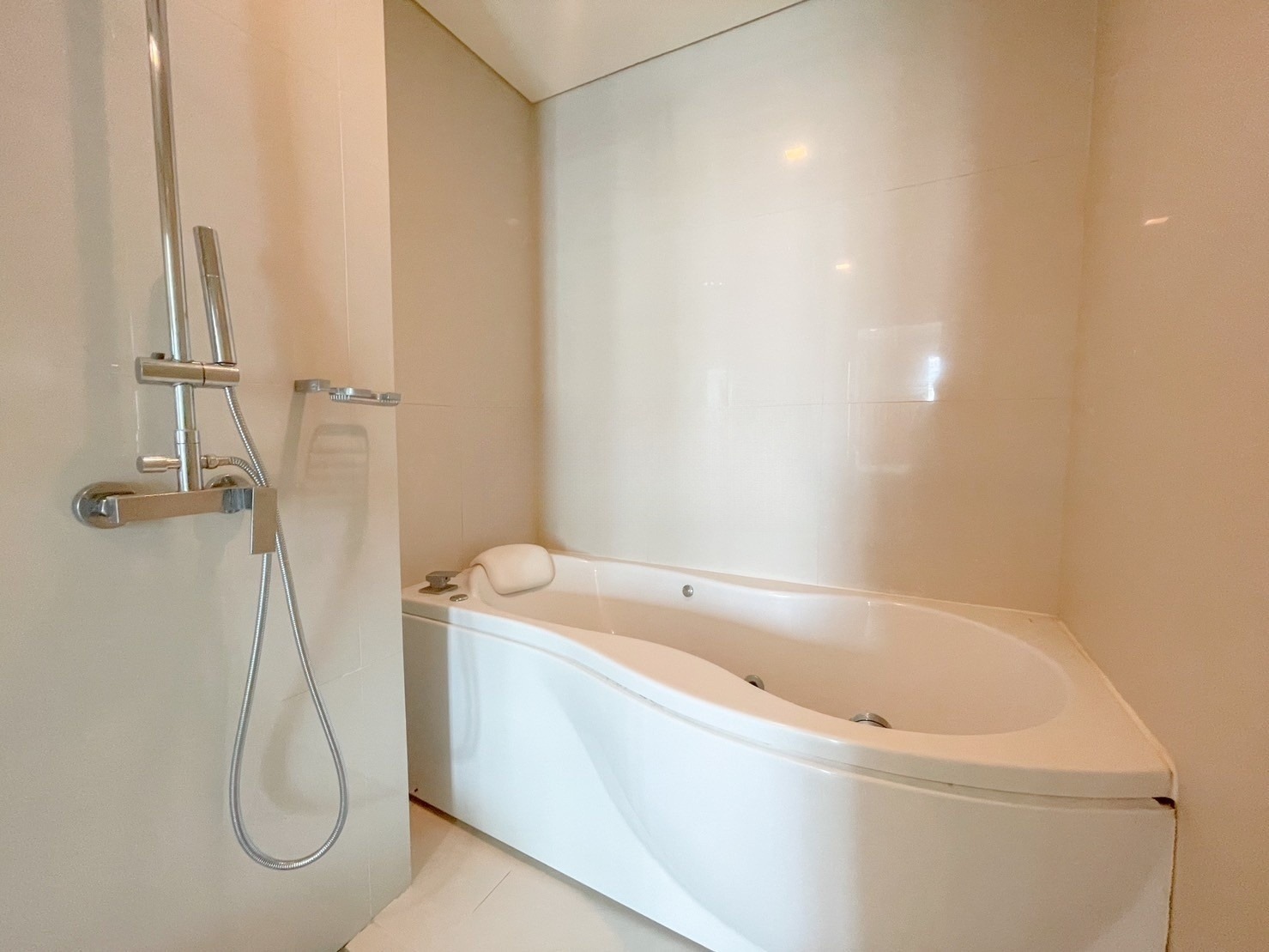 Ivy Thonglor 23 - Image 7