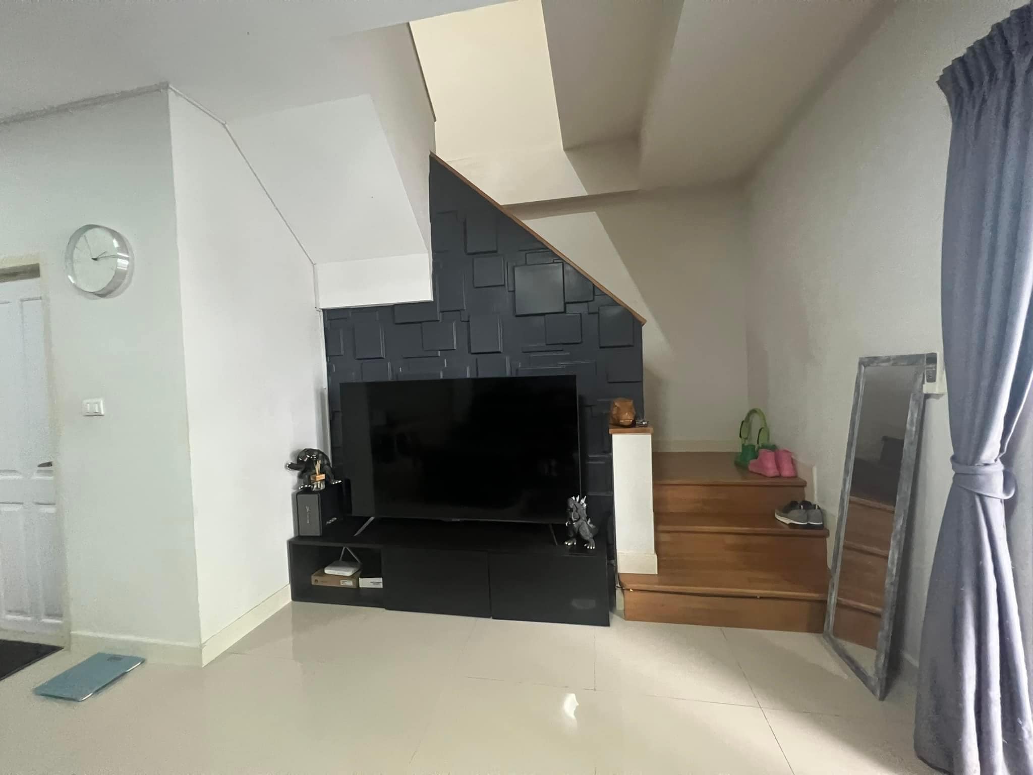 3 Bedroom Townhouse For Sale in Saphan Sung, Saphan Sung, Bangkok - Image 2